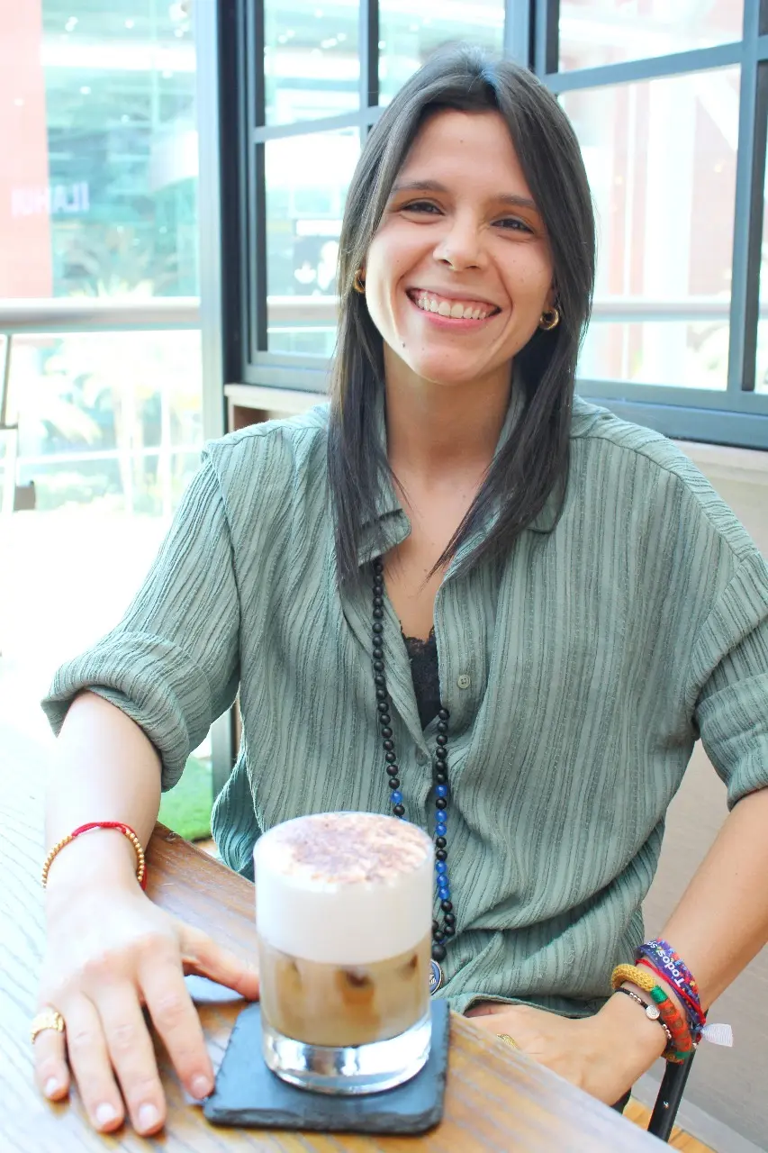 Retrato natural de Gaby sonriendo